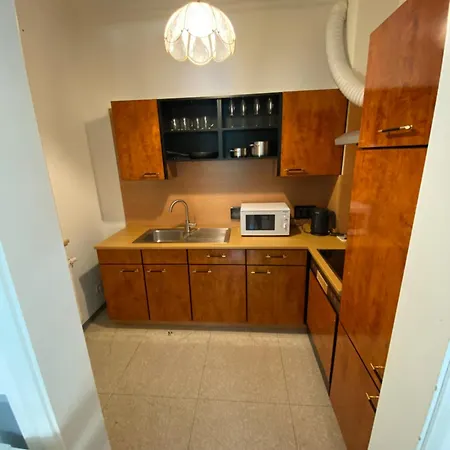 Mbudget I Shower & Sleep I Free Private Parking I Easy Self Check In Apartment *