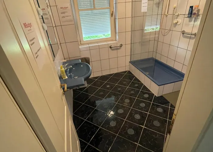 Apartment Mbudget I Shower & Sleep I Free Private Parking I Easy Self Check In *